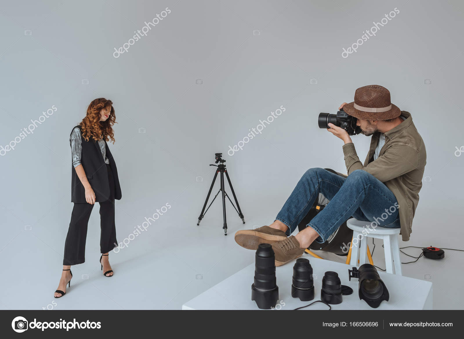 Photographe et mannequin en studio photo image libre de droit par
