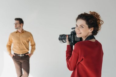 kadın fotoğrafçı ve şık modeli