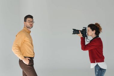 kadın fotoğrafçı ve şık modeli