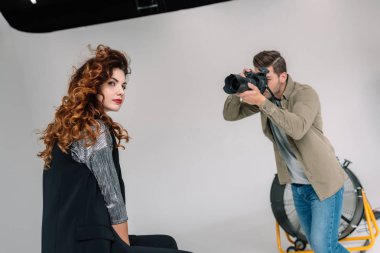 moda çekimi üzerinde model