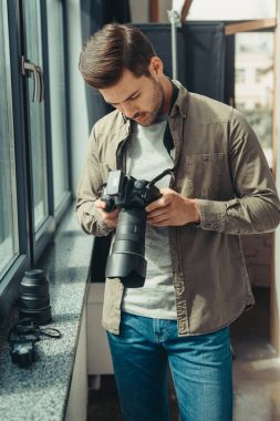 profesyonel fotoğrafçı ile dijital fotoğraf makinesi
