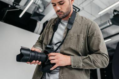 profesyonel fotoğrafçı ile dijital fotoğraf makinesi