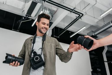 kamera ve lens ile fotoğrafçı