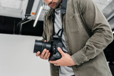 dijital kamera ve lens ile fotoğrafçı