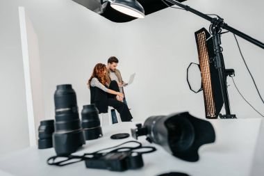 fotoğrafçı ve modelde fotoğraf stüdyosu