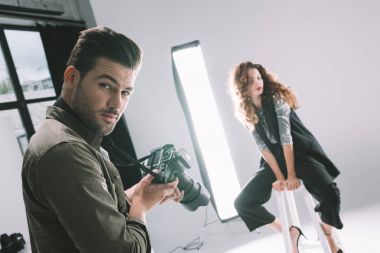 fotoğrafçı ve moda çekimi modelinde