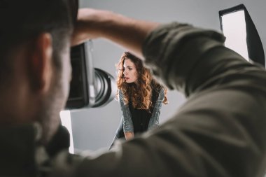 güzel modeli ile fotoğraf çekmek 