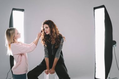 çekici modeli ve saç stilist 