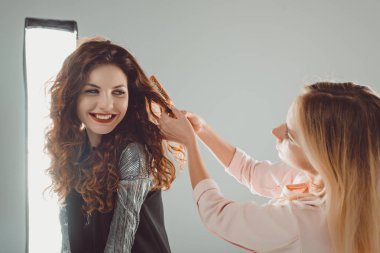 gülümseyen modeli ve saç stilisti