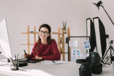 Modern ofisinde çalışan fotoğrafçı