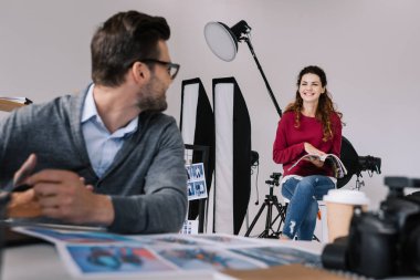 fotoğrafçı ve office modelinde