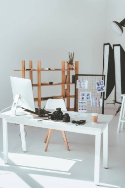 fotoğraf ekipmanı ile modern ofis
