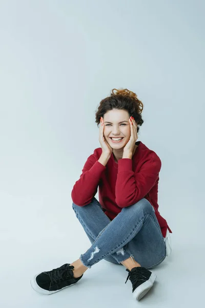 Atractiva mujer riendo —  Fotos de Stock