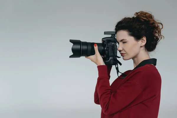 Fotógrafo profissional com câmera — Fotografia de Stock