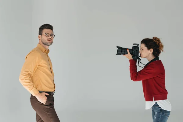 Vrouwelijke fotograaf en stijlvolle model — Stockfoto