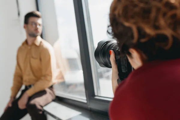 Photographe et mannequin à la fenêtre — Photo