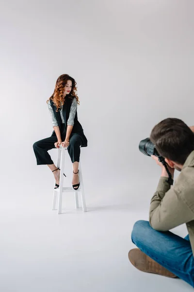 Fotograf und Model beim Modeshooting — Stockfoto