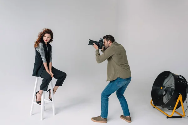Fotograf och modell på mode skjuta — Stockfoto