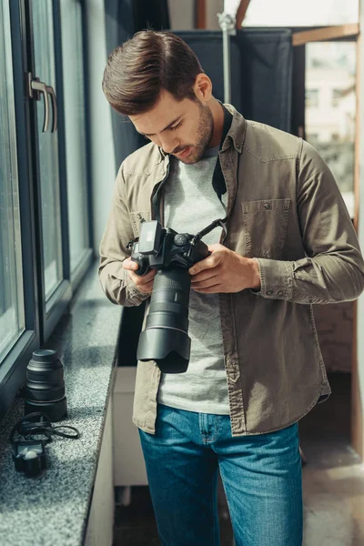 Fotógrafo profissional com câmera digital — Fotografia de Stock