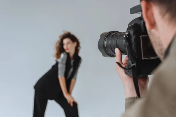 Professionele fotograaf en model — Stockfoto