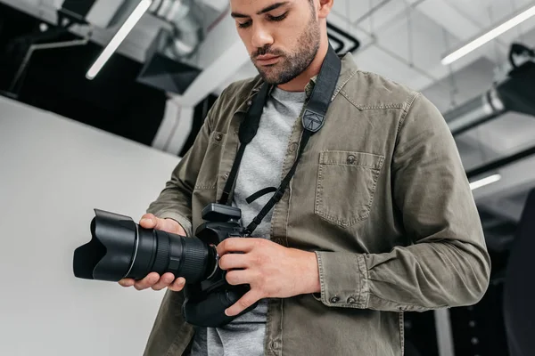 Profesjonalny fotograf z cyfrowy aparat fotograficzny — Zdjęcie stockowe