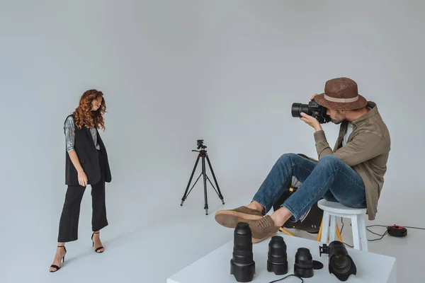 Photographer and model in photo studio — Stock Photo, Image