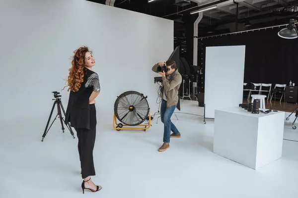 Fotograf och modell i fotostudio — Stockfoto