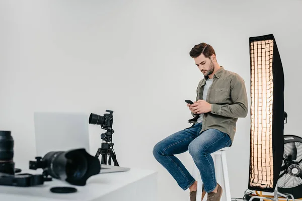 Professional photographer with smartphone — Stock Photo, Image