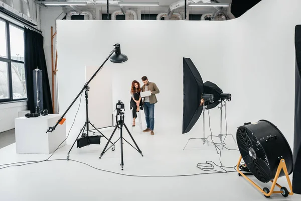 Estúdio fotográfico com equipamento de iluminação — Fotografia de Stock