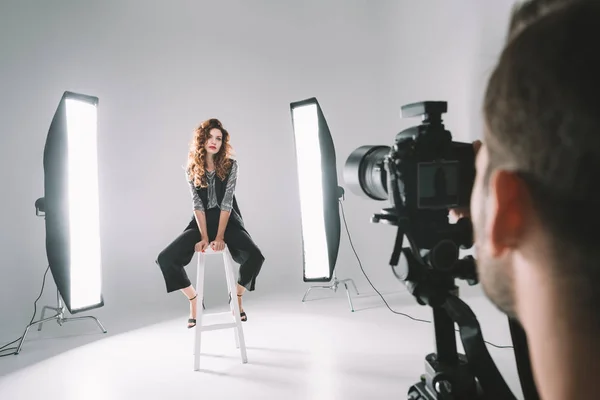 Photographer and model in studio — Stock Photo, Image