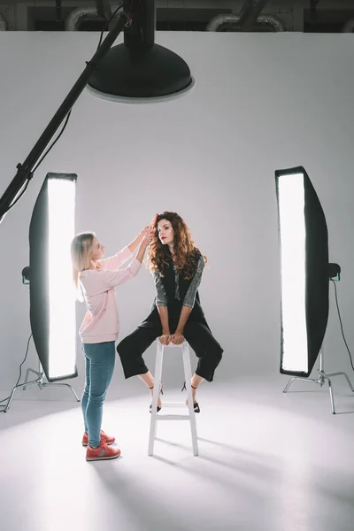 Model and hair stylist — Stock Photo, Image