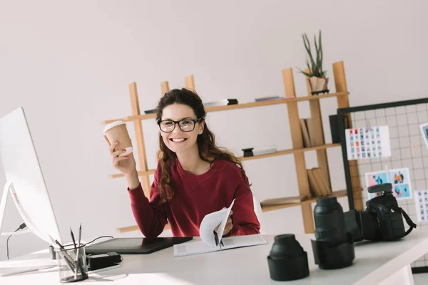 Fotograaf werkzaam in kantoor — Stockfoto