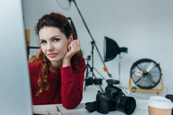 Photographer working with computer — Stock Photo, Image