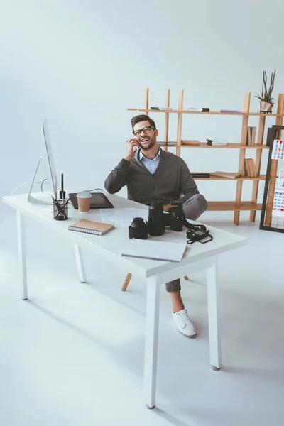 Photographer talking on smartphone — Stock Photo, Image