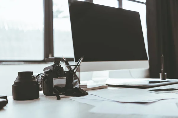 Monitor de computador e câmera de foto — Fotografia de Stock