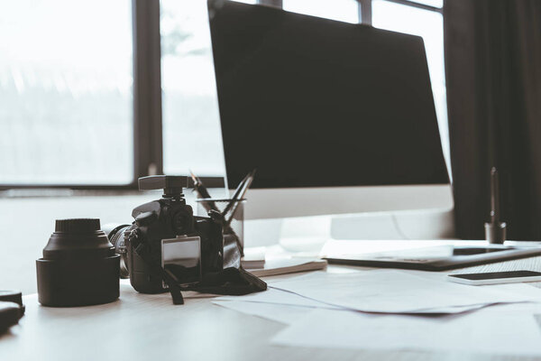 монитор компьютера и фотокамера
