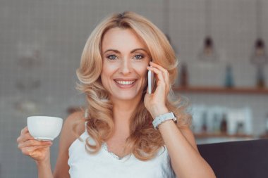 Kahve ve smartphone kadın ile