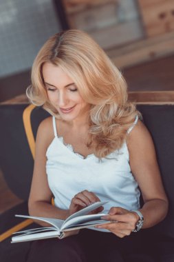 Kadın kitap okuyor. 
