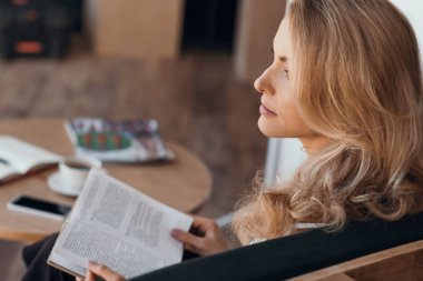 Kadın kitap okuyor. 