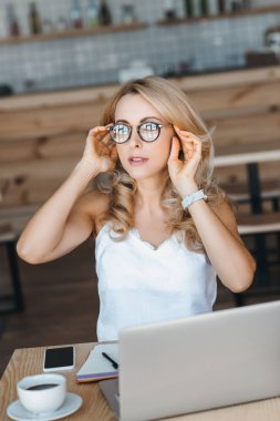 işkadını dizüstü bilgisayar ve akıllı telefon