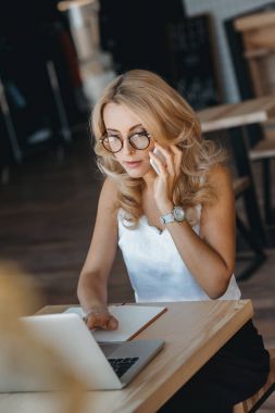 işkadını dizüstü bilgisayar ve akıllı telefon