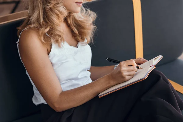 Vrouw schrijven in notebook — Stockfoto