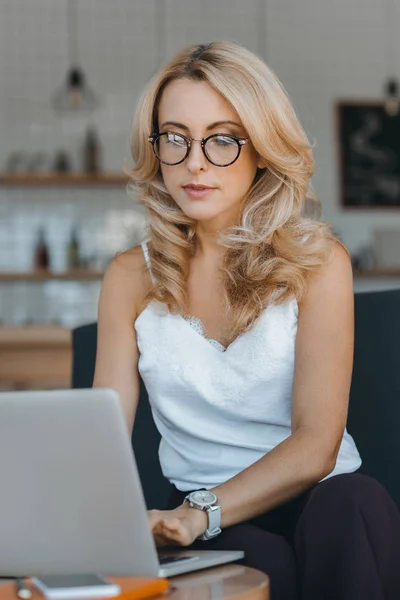 Mujer usando portátil — Foto de Stock