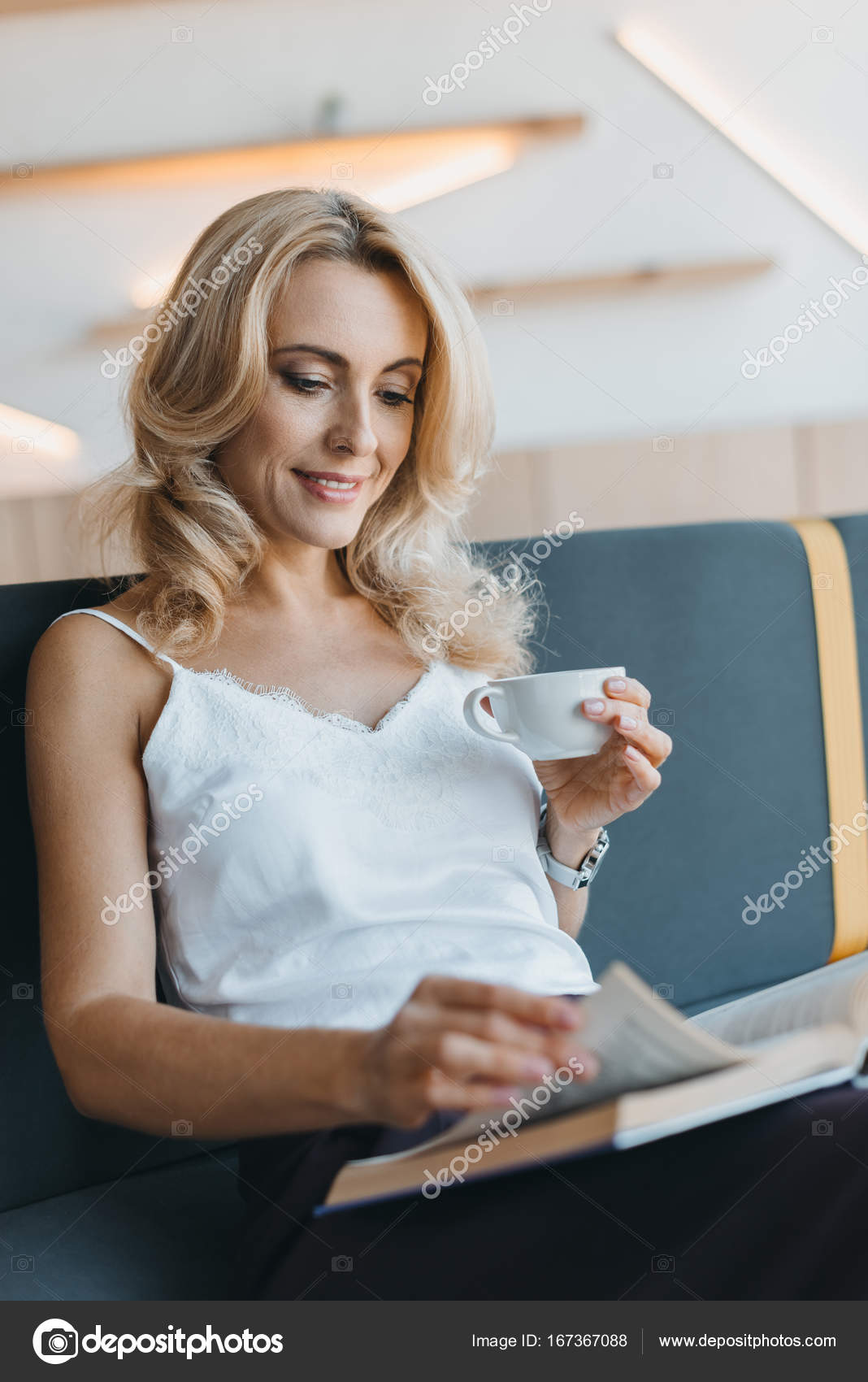 Kitap okuma ve kahve içme kadın Stok fotoğrafçılık ©AllaSerebrina