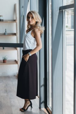 Güzel orta yaşlı kadın.