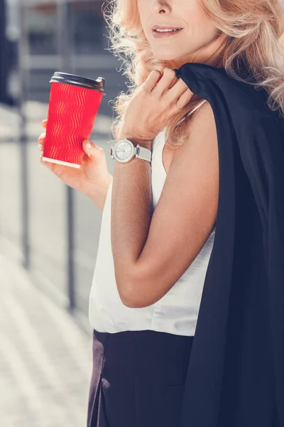 Mujer de negocios con taza de papel — Foto de stock gratuita