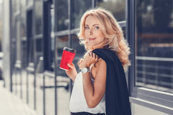 Mujer de negocios con taza de papel —  Fotos de Stock