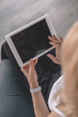 dijital tablet kullanan kadın