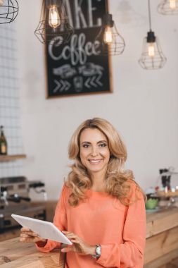 dijital tablet kullanan kadın