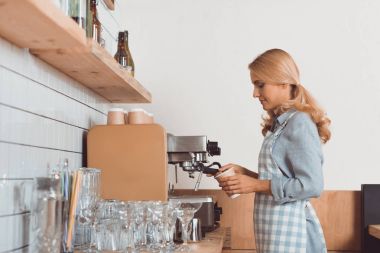 Barista kahve makinesi ile